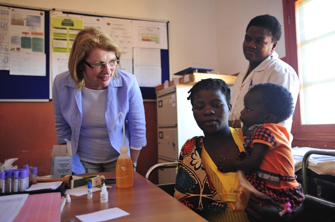 Minister of State for Trade and Development, Jan O’Sullivan T.D.,  visits an Irish Aid-supported health clinic in Niassa, Mozambique