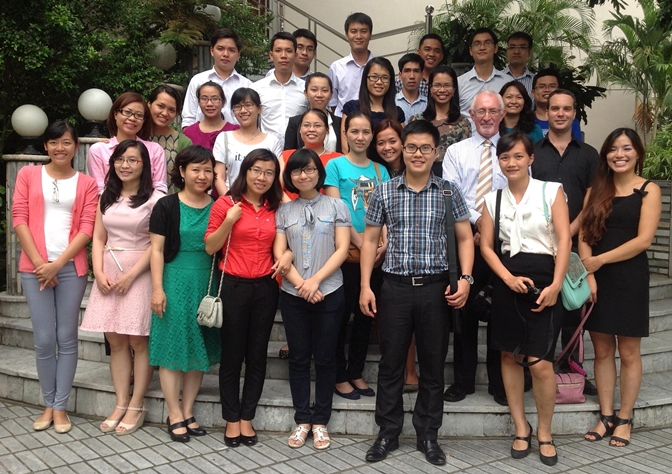 New Vietnamese awardees with alumni and embassy staff